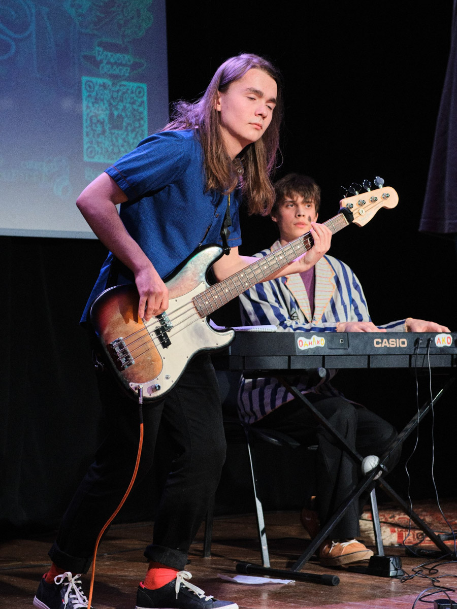 История владимирской группы «ОднАкО» похожа на студенческую вечеринку, что вышла из-под контроля. Сначала играли каверы «для себя», потом появились авторские песни. Главным в группе всегда был саквояж — вечный, потертый, с каждой гастролью становящийся все более перекошенным. Теперь группа доигрывает последние концерты, готовит альбом и самораспускается.