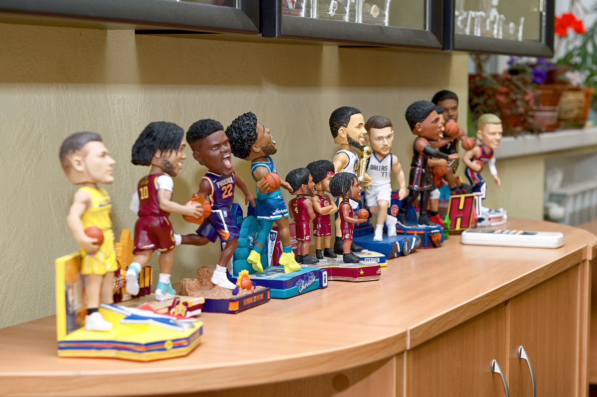 Более двух тысяч реликвий мирового баскетбола практически с самого его зарождения бережно хранят во Владимире. Да, вы всё правильно прочитали! В офисе производства на Большой Нижегородской буквально каждый сантиметр стен пропитан историей игр. «Ключ-Медиа» пообщался с основателем музея Михаилом Царфиным, а также познакомился с легендарными спортсменами через их автографы и коллекционные фигурки.