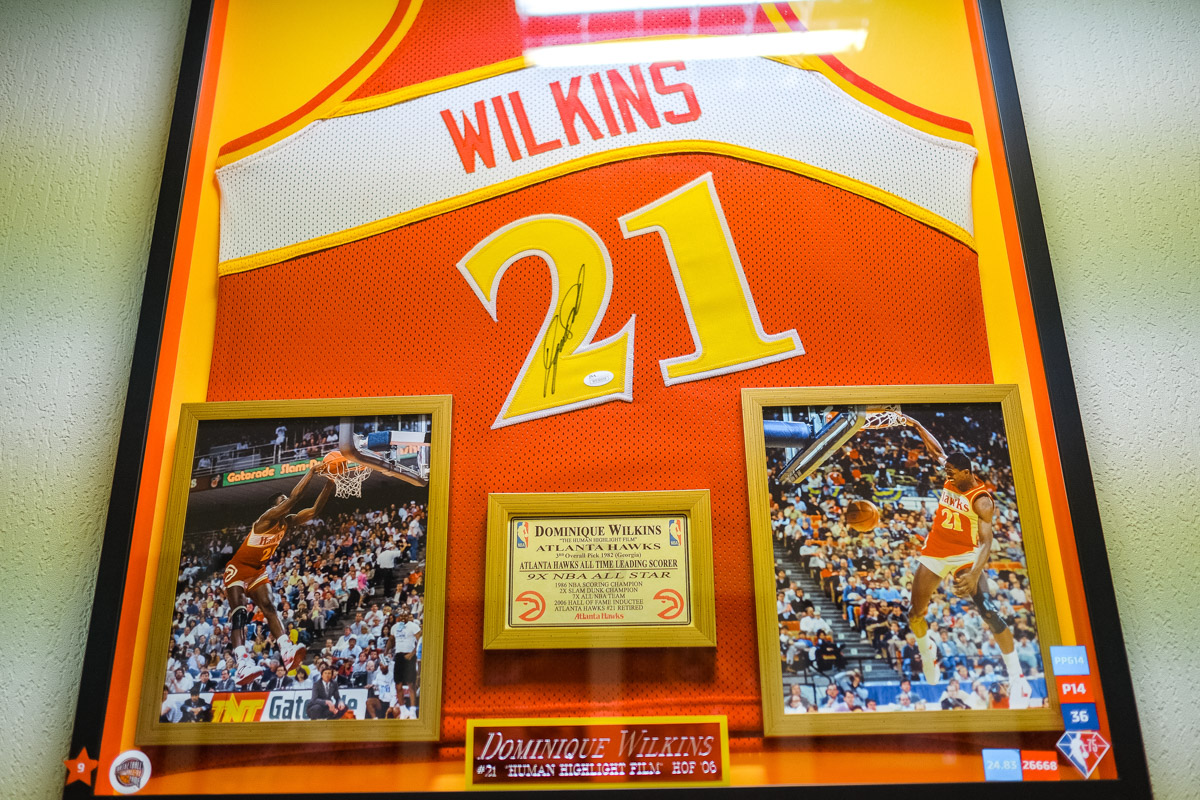 Более двух тысяч реликвий мирового баскетбола практически с самого его зарождения бережно хранят во Владимире. Да, вы всё правильно прочитали! В офисе производства на Большой Нижегородской буквально каждый сантиметр стен пропитан историей игр. «Ключ-Медиа» пообщался с основателем музея Михаилом Царфиным, а также познакомился с легендарными спортсменами через их автографы и коллекционные фигурки.