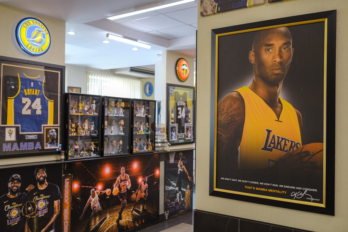 Более двух тысяч реликвий мирового баскетбола практически с самого его зарождения бережно хранят во Владимире. Да, вы всё правильно прочитали! В офисе производства на Большой Нижегородской буквально каждый сантиметр стен пропитан историей игр. «Ключ-Медиа» пообщался с основателем музея Михаилом Царфиным, а также познакомился с легендарными спортсменами через их автографы и коллекционные фигурки.