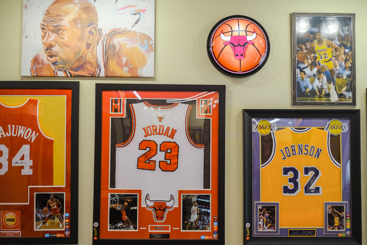 Более двух тысяч реликвий мирового баскетбола практически с самого его зарождения бережно хранят во Владимире. Да, вы всё правильно прочитали! В офисе производства на Большой Нижегородской буквально каждый сантиметр стен пропитан историей игр. «Ключ-Медиа» пообщался с основателем музея Михаилом Царфиным, а также познакомился с легендарными спортсменами через их автографы и коллекционные фигурки.