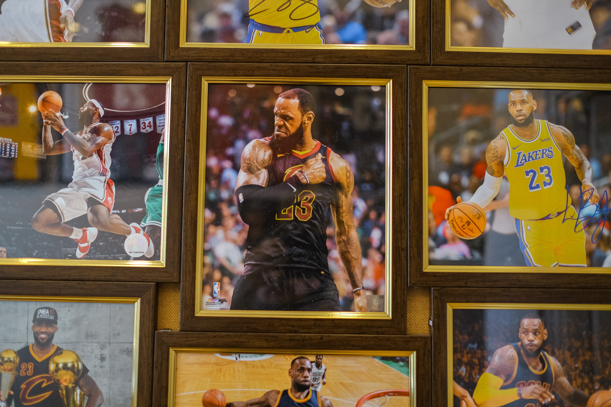 Более двух тысяч реликвий мирового баскетбола практически с самого его зарождения бережно хранят во Владимире. Да, вы всё правильно прочитали! В офисе производства на Большой Нижегородской буквально каждый сантиметр стен пропитан историей игр. «Ключ-Медиа» пообщался с основателем музея Михаилом Царфиным, а также познакомился с легендарными спортсменами через их автографы и коллекционные фигурки.