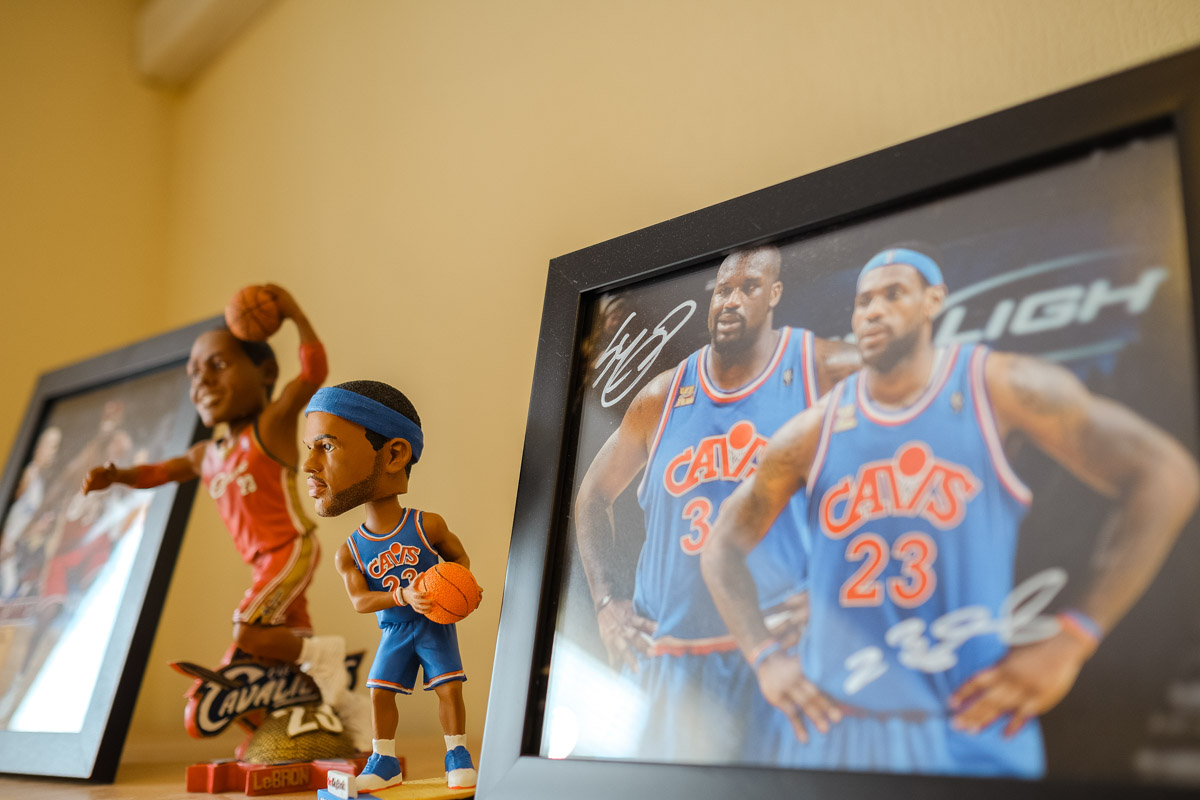 Более двух тысяч реликвий мирового баскетбола практически с самого его зарождения бережно хранят во Владимире. Да, вы всё правильно прочитали! В офисе производства на Большой Нижегородской буквально каждый сантиметр стен пропитан историей игр. «Ключ-Медиа» пообщался с основателем музея Михаилом Царфиным, а также познакомился с легендарными спортсменами через их автографы и коллекционные фигурки.