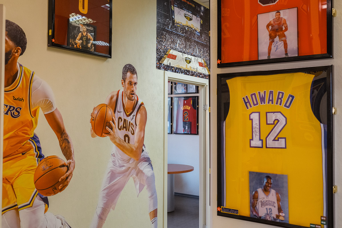 Более двух тысяч реликвий мирового баскетбола практически с самого его зарождения бережно хранят во Владимире. Да, вы всё правильно прочитали! В офисе производства на Большой Нижегородской буквально каждый сантиметр стен пропитан историей игр. «Ключ-Медиа» пообщался с основателем музея Михаилом Царфиным, а также познакомился с легендарными спортсменами через их автографы и коллекционные фигурки.