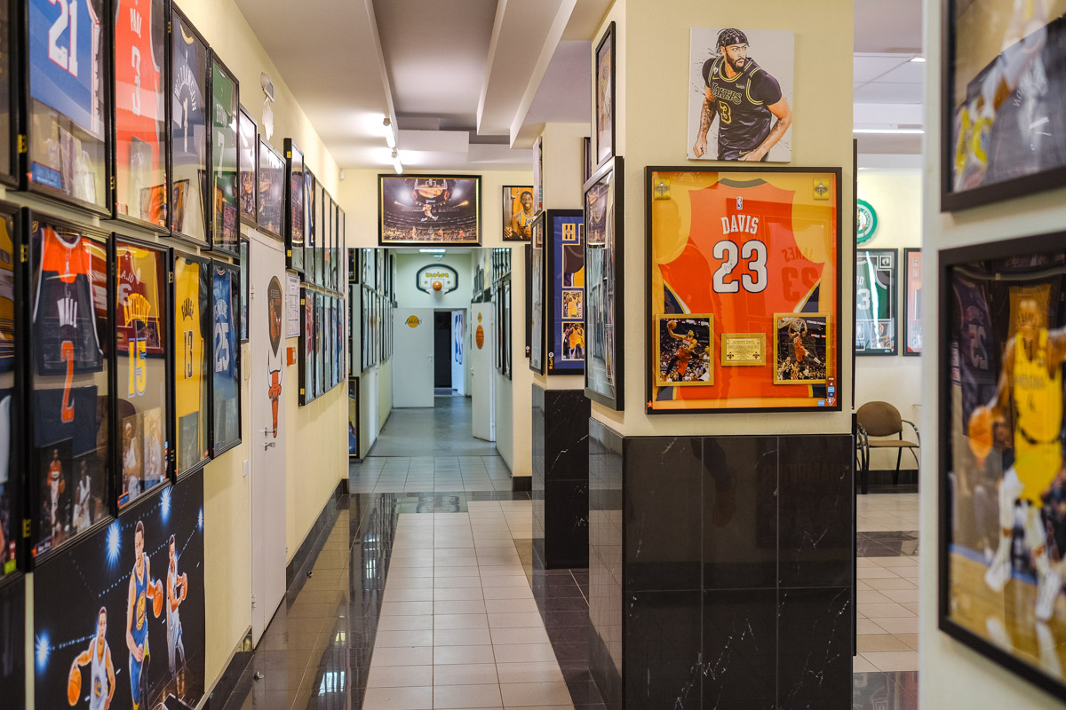 Более двух тысяч реликвий мирового баскетбола практически с самого его зарождения бережно хранят во Владимире. Да, вы всё правильно прочитали! В офисе производства на Большой Нижегородской буквально каждый сантиметр стен пропитан историей игр. «Ключ-Медиа» пообщался с основателем музея Михаилом Царфиным, а также познакомился с легендарными спортсменами через их автографы и коллекционные фигурки.