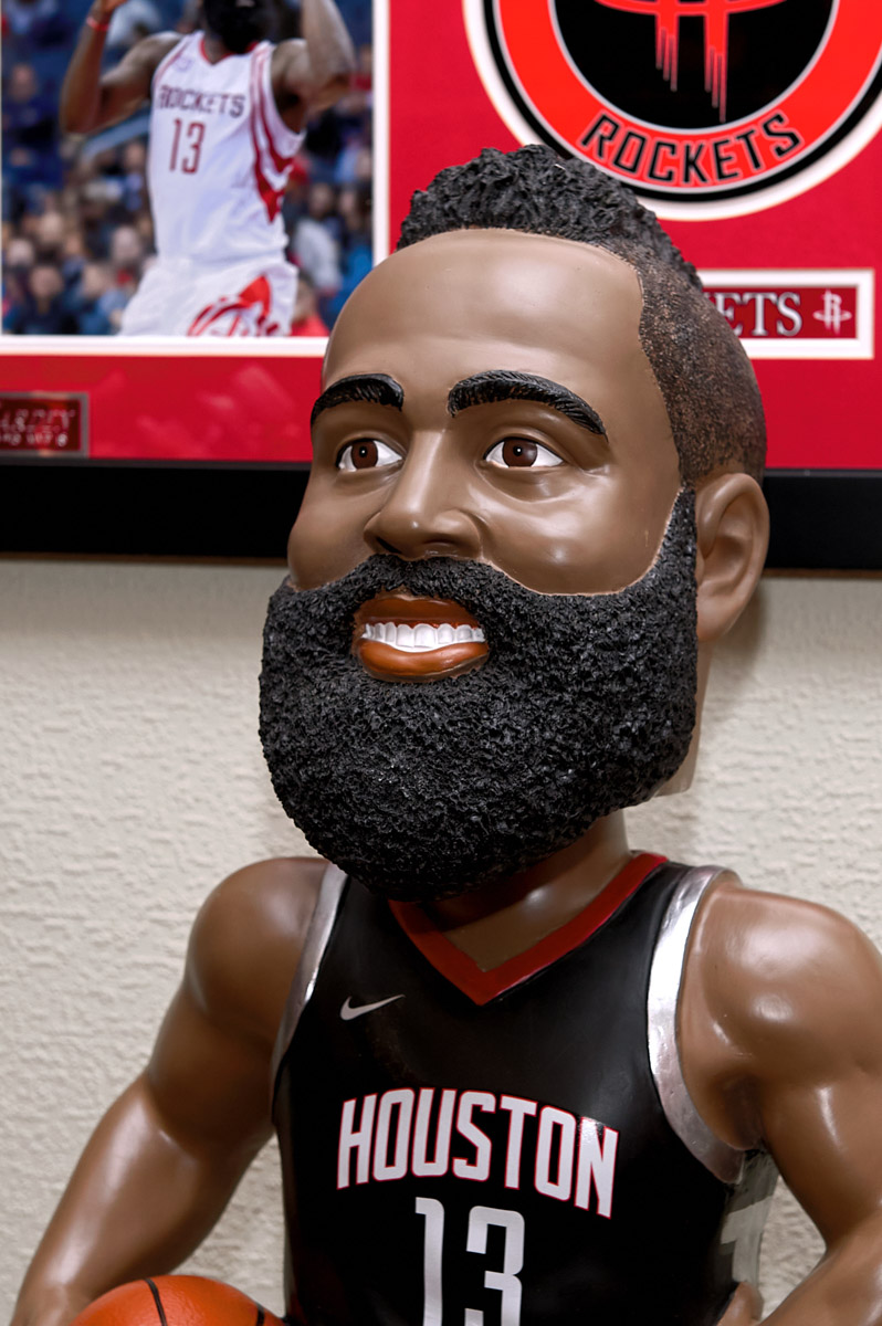 Более двух тысяч реликвий мирового баскетбола практически с самого его зарождения бережно хранят во Владимире. Да, вы всё правильно прочитали! В офисе производства на Большой Нижегородской буквально каждый сантиметр стен пропитан историей игр. «Ключ-Медиа» пообщался с основателем музея Михаилом Царфиным, а также познакомился с легендарными спортсменами через их автографы и коллекционные фигурки.