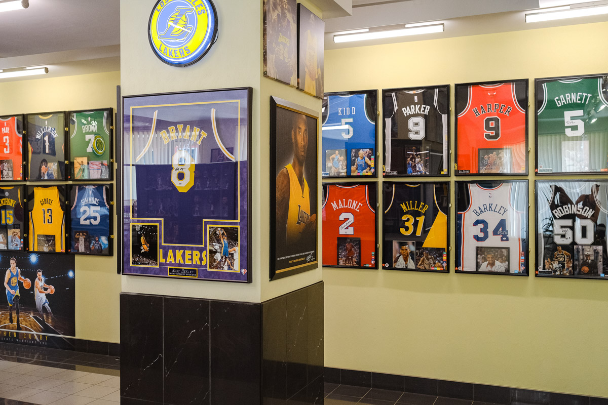 Более двух тысяч реликвий мирового баскетбола практически с самого его зарождения бережно хранят во Владимире. Да, вы всё правильно прочитали! В офисе производства на Большой Нижегородской буквально каждый сантиметр стен пропитан историей игр. «Ключ-Медиа» пообщался с основателем музея Михаилом Царфиным, а также познакомился с легендарными спортсменами через их автографы и коллекционные фигурки.