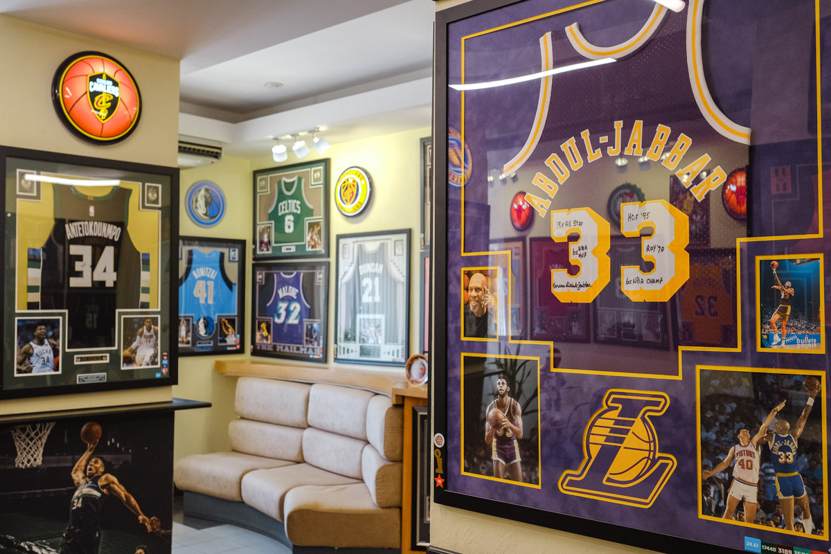 Более двух тысяч реликвий мирового баскетбола практически с самого его зарождения бережно хранят во Владимире. Да, вы всё правильно прочитали! В офисе производства на Большой Нижегородской буквально каждый сантиметр стен пропитан историей игр. «Ключ-Медиа» пообщался с основателем музея Михаилом Царфиным, а также познакомился с легендарными спортсменами через их автографы и коллекционные фигурки.