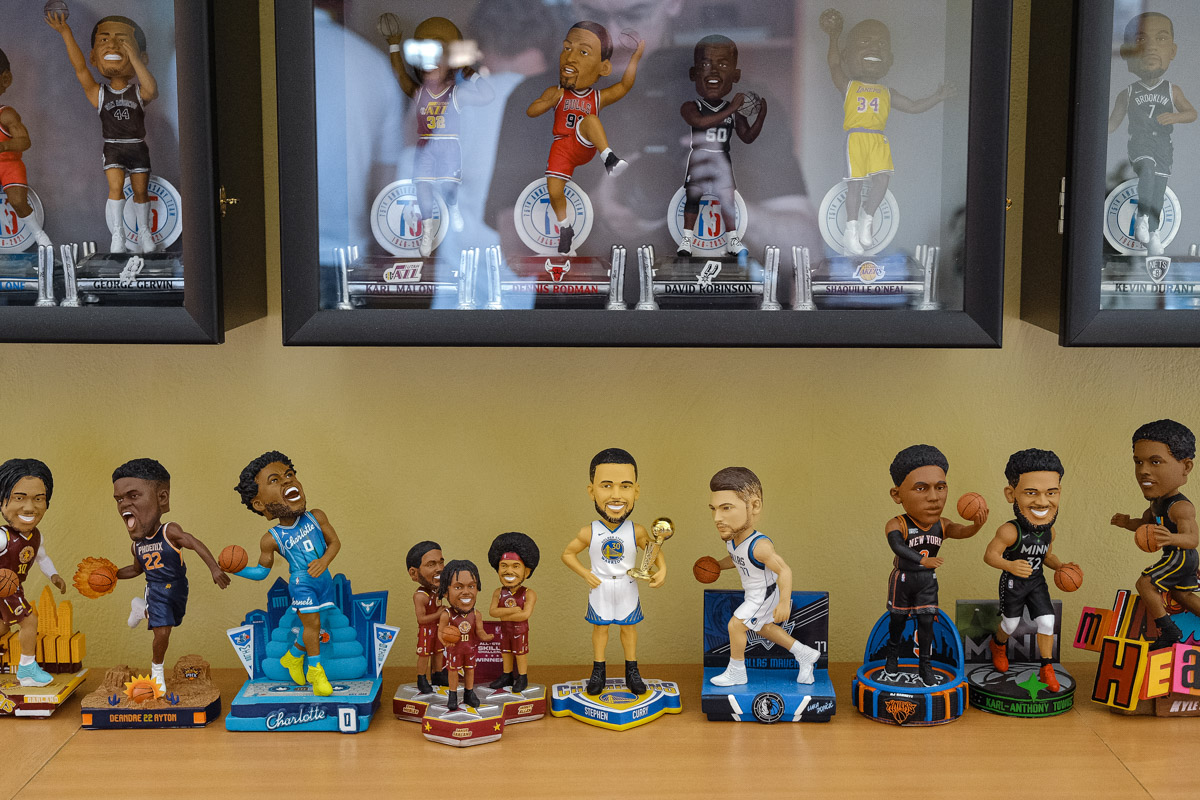 Более двух тысяч реликвий мирового баскетбола практически с самого его зарождения бережно хранят во Владимире. Да, вы всё правильно прочитали! В офисе производства на Большой Нижегородской буквально каждый сантиметр стен пропитан историей игр. «Ключ-Медиа» пообщался с основателем музея Михаилом Царфиным, а также познакомился с легендарными спортсменами через их автографы и коллекционные фигурки.