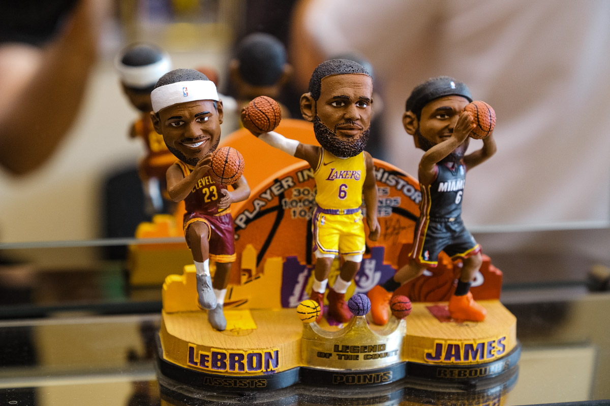 Более двух тысяч реликвий мирового баскетбола практически с самого его зарождения бережно хранят во Владимире. Да, вы всё правильно прочитали! В офисе производства на Большой Нижегородской буквально каждый сантиметр стен пропитан историей игр. «Ключ-Медиа» пообщался с основателем музея Михаилом Царфиным, а также познакомился с легендарными спортсменами через их автографы и коллекционные фигурки.