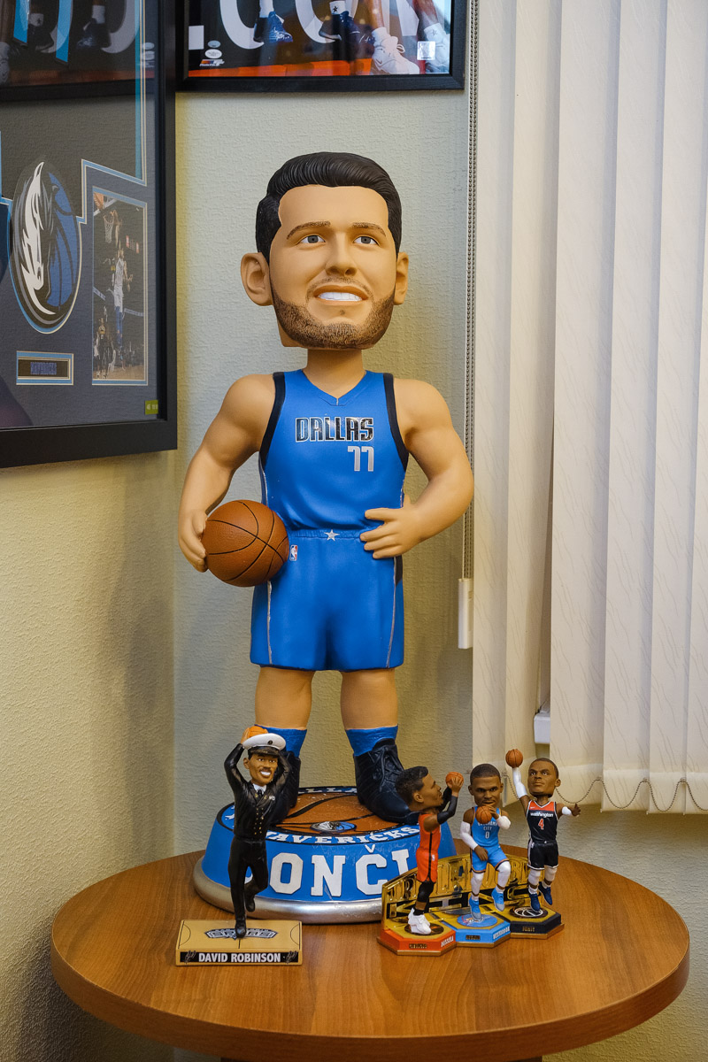 Более двух тысяч реликвий мирового баскетбола практически с самого его зарождения бережно хранят во Владимире. Да, вы всё правильно прочитали! В офисе производства на Большой Нижегородской буквально каждый сантиметр стен пропитан историей игр. «Ключ-Медиа» пообщался с основателем музея Михаилом Царфиным, а также познакомился с легендарными спортсменами через их автографы и коллекционные фигурки.