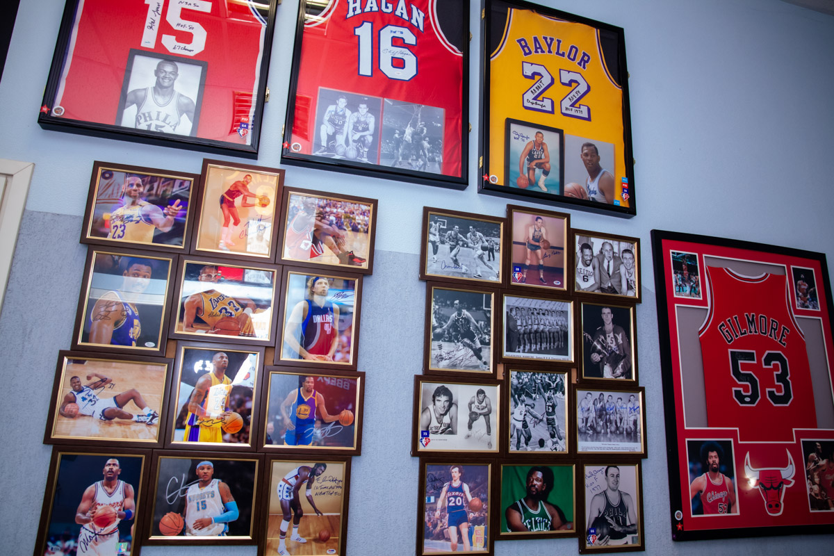 Более двух тысяч реликвий мирового баскетбола практически с самого его зарождения бережно хранят во Владимире. Да, вы всё правильно прочитали! В офисе производства на Большой Нижегородской буквально каждый сантиметр стен пропитан историей игр. «Ключ-Медиа» пообщался с основателем музея Михаилом Царфиным, а также познакомился с легендарными спортсменами через их автографы и коллекционные фигурки.