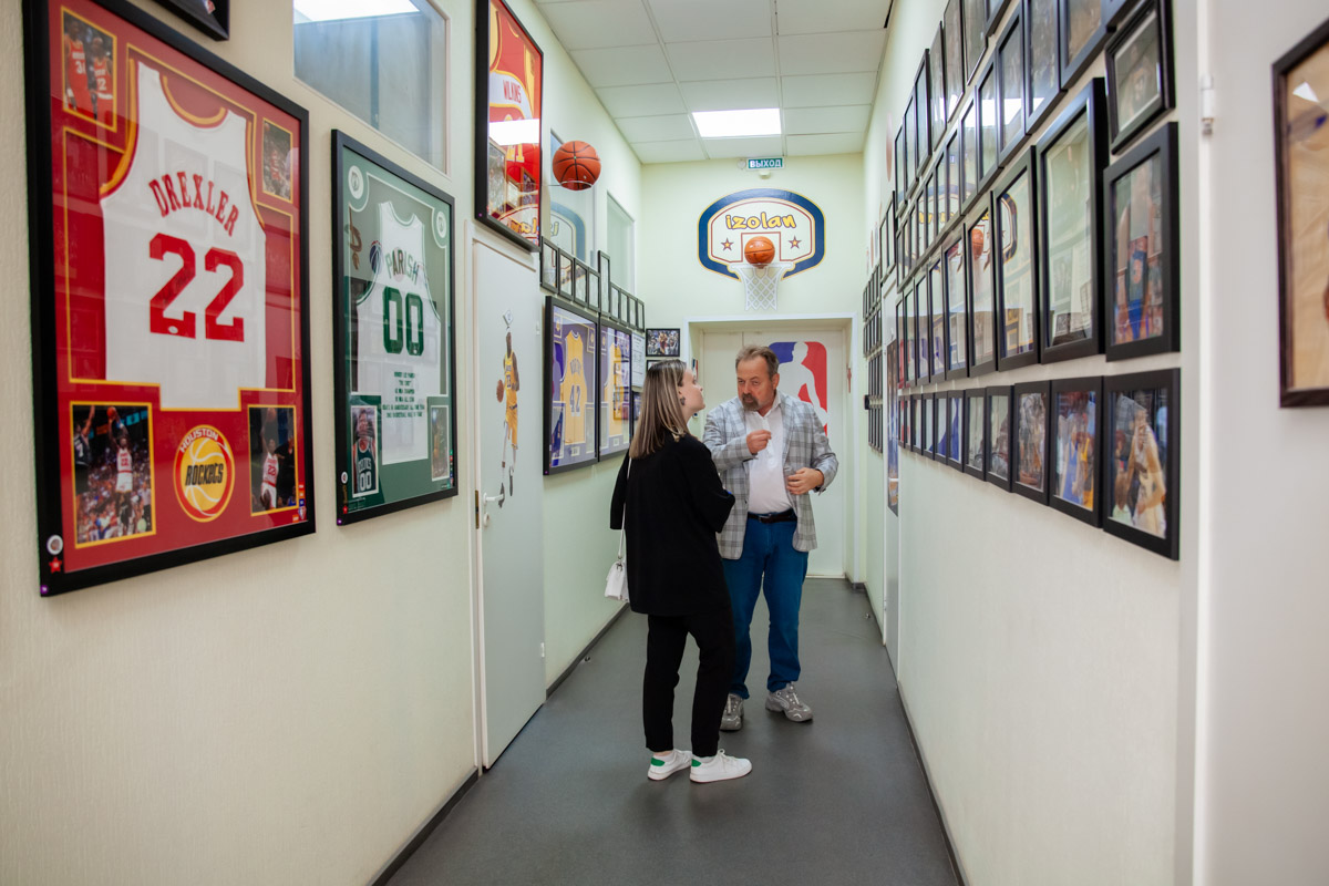 Более двух тысяч реликвий мирового баскетбола практически с самого его зарождения бережно хранят во Владимире. Да, вы всё правильно прочитали! В офисе производства на Большой Нижегородской буквально каждый сантиметр стен пропитан историей игр. «Ключ-Медиа» пообщался с основателем музея Михаилом Царфиным, а также познакомился с легендарными спортсменами через их автографы и коллекционные фигурки.