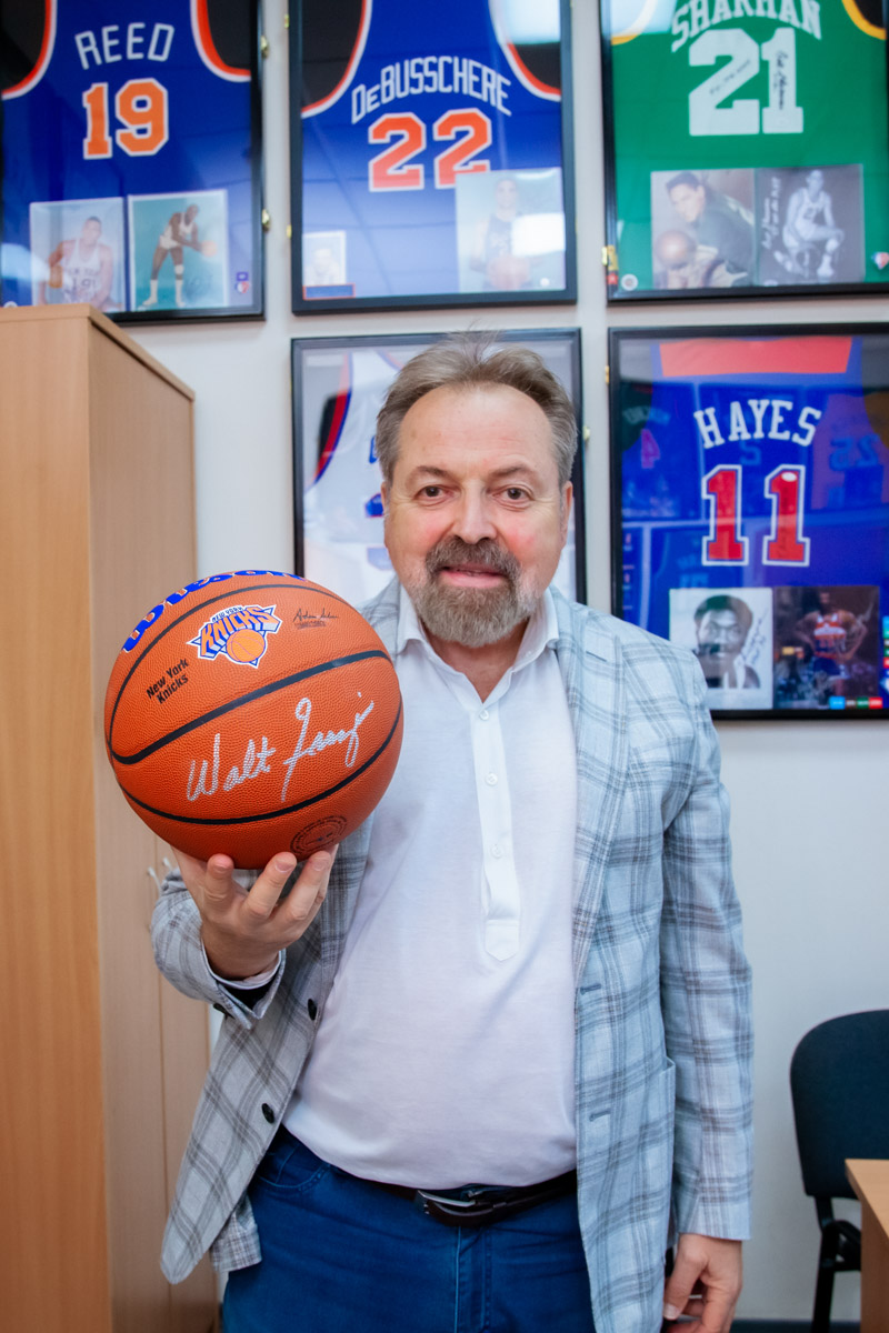 Более двух тысяч реликвий мирового баскетбола практически с самого его зарождения бережно хранят во Владимире. Да, вы всё правильно прочитали! В офисе производства на Большой Нижегородской буквально каждый сантиметр стен пропитан историей игр. «Ключ-Медиа» пообщался с основателем музея Михаилом Царфиным, а также познакомился с легендарными спортсменами через их автографы и коллекционные фигурки.