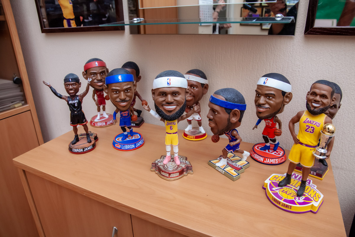 Более двух тысяч реликвий мирового баскетбола практически с самого его зарождения бережно хранят во Владимире. Да, вы всё правильно прочитали! В офисе производства на Большой Нижегородской буквально каждый сантиметр стен пропитан историей игр. «Ключ-Медиа» пообщался с основателем музея Михаилом Царфиным, а также познакомился с легендарными спортсменами через их автографы и коллекционные фигурки.