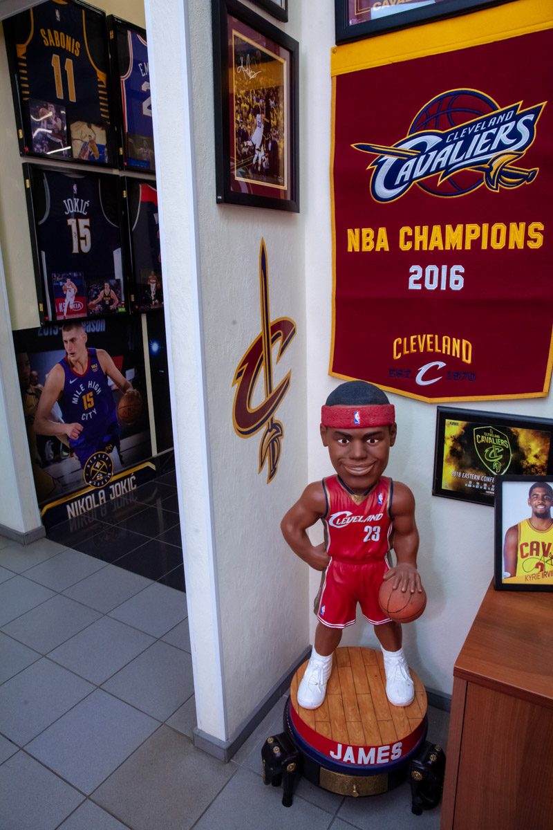 Более двух тысяч реликвий мирового баскетбола практически с самого его зарождения бережно хранят во Владимире. Да, вы всё правильно прочитали! В офисе производства на Большой Нижегородской буквально каждый сантиметр стен пропитан историей игр. «Ключ-Медиа» пообщался с основателем музея Михаилом Царфиным, а также познакомился с легендарными спортсменами через их автографы и коллекционные фигурки.