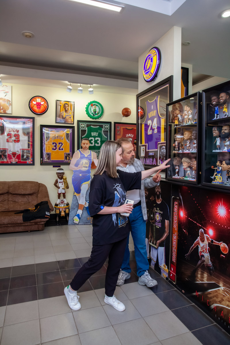 Более двух тысяч реликвий мирового баскетбола практически с самого его зарождения бережно хранят во Владимире. Да, вы всё правильно прочитали! В офисе производства на Большой Нижегородской буквально каждый сантиметр стен пропитан историей игр. «Ключ-Медиа» пообщался с основателем музея Михаилом Царфиным, а также познакомился с легендарными спортсменами через их автографы и коллекционные фигурки.