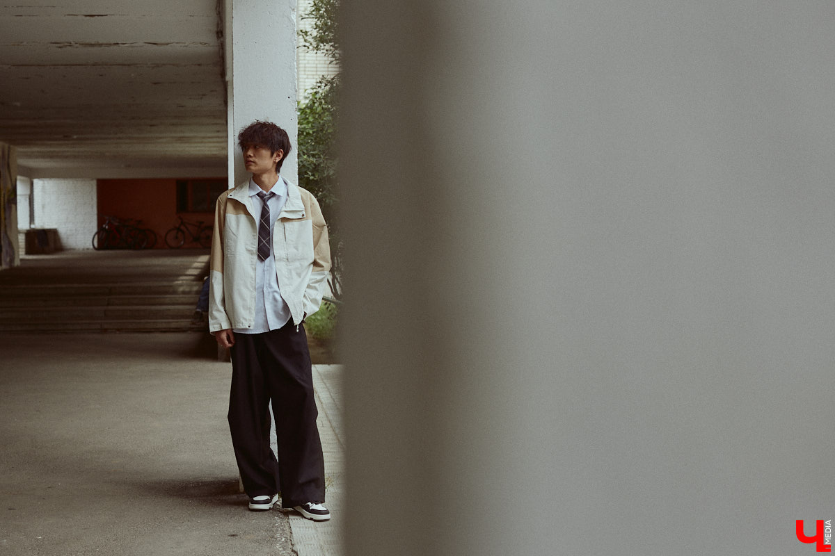 Хуэйбинь Тянь, или по-русски Артем, — стильный молодой человек. Студент из Китая умеет составлять образы на каждый день, цепляющие взгляд. Они простые, без излишеств, при этом парень умудряется выглядеть как модель с обложки глянцевого журнала. «Ключ-Медиа» убедился в этом на съемке для своей постоянной рубрики.