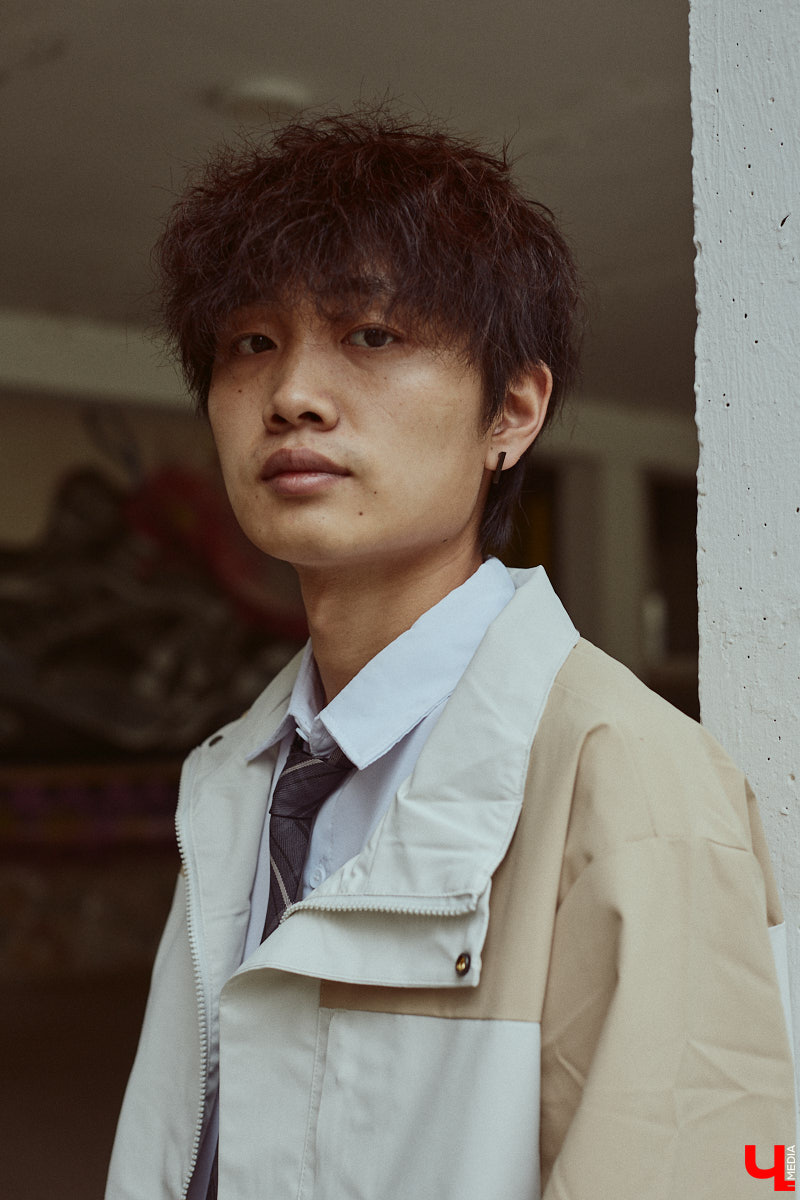 Хуэйбинь Тянь, или по-русски Артем, — стильный молодой человек. Студент из Китая умеет составлять образы на каждый день, цепляющие взгляд. Они простые, без излишеств, при этом парень умудряется выглядеть как модель с обложки глянцевого журнала. «Ключ-Медиа» убедился в этом на съемке для своей постоянной рубрики.