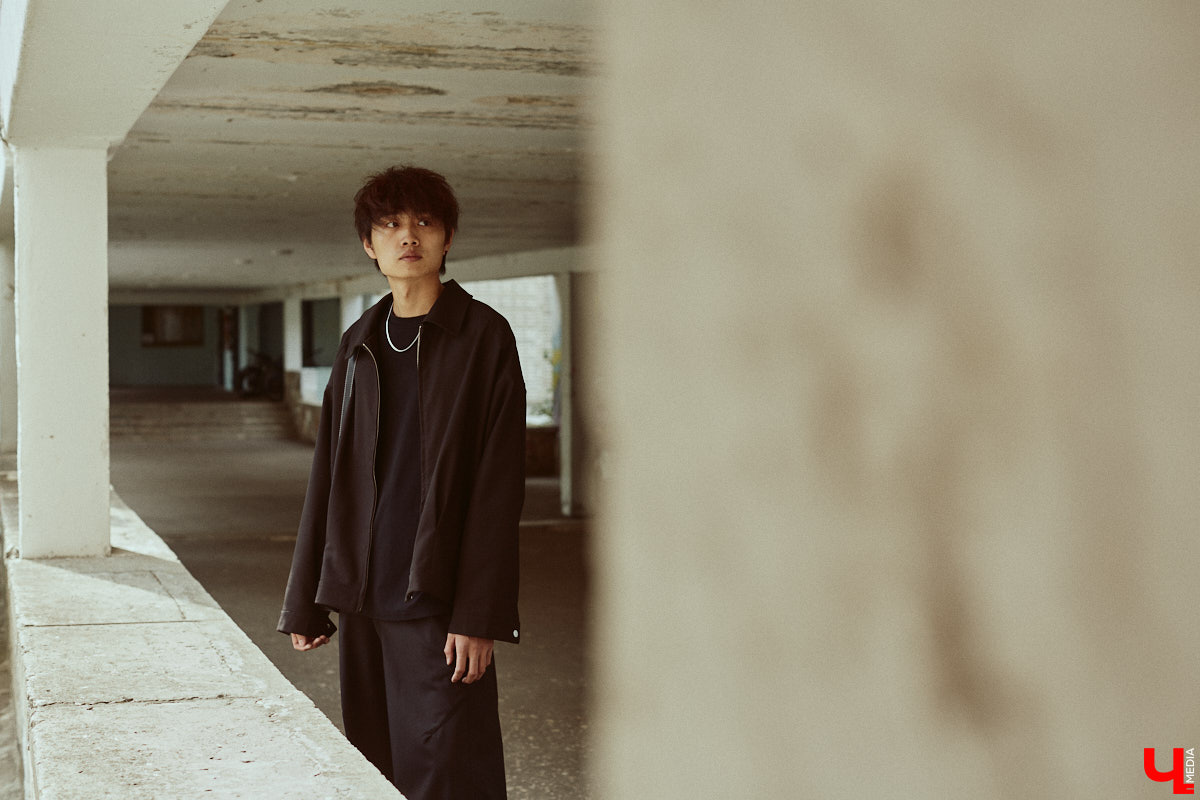 Хуэйбинь Тянь, или по-русски Артем, — стильный молодой человек. Студент из Китая умеет составлять образы на каждый день, цепляющие взгляд. Они простые, без излишеств, при этом парень умудряется выглядеть как модель с обложки глянцевого журнала. «Ключ-Медиа» убедился в этом на съемке для своей постоянной рубрики.