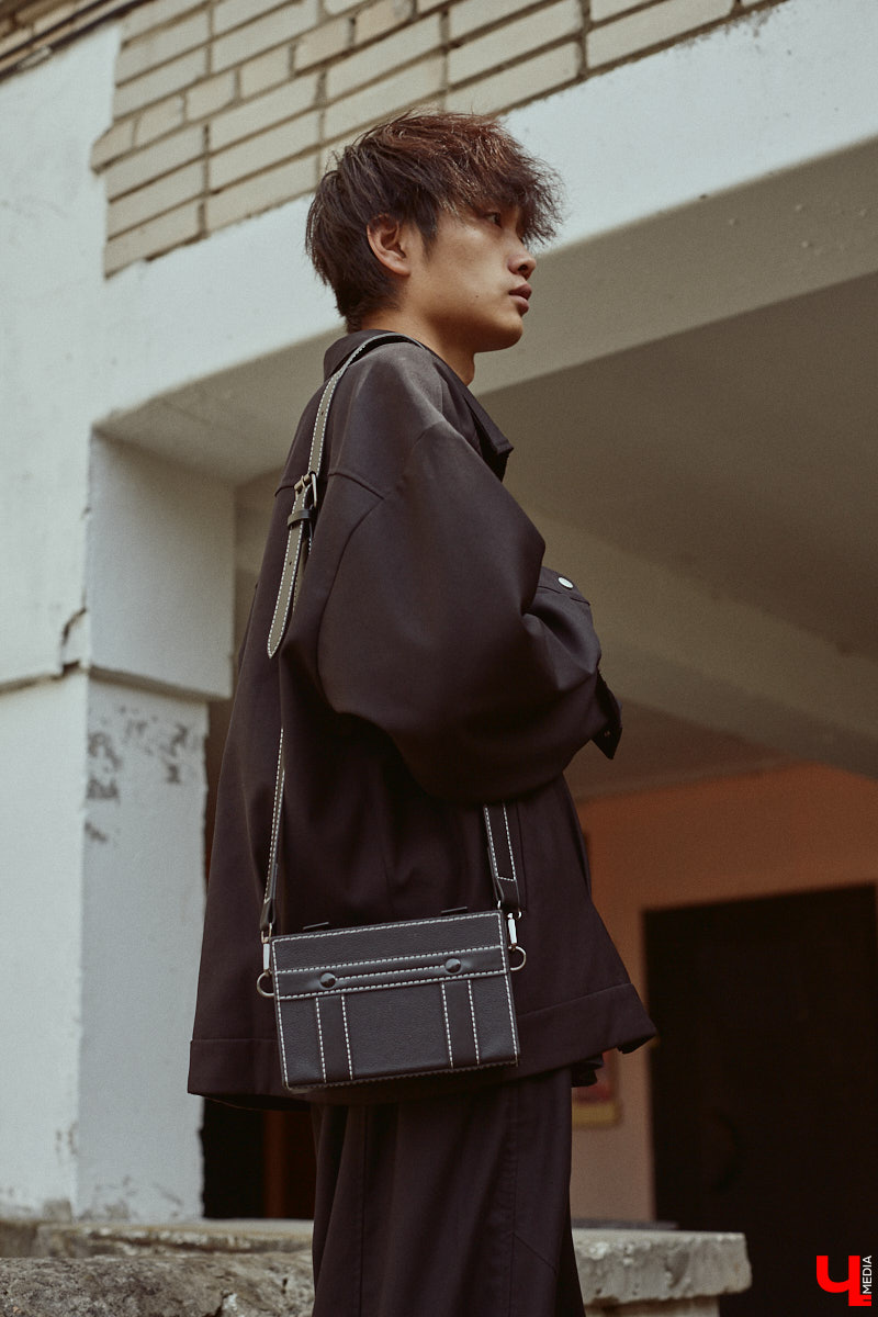 Хуэйбинь Тянь, или по-русски Артем, — стильный молодой человек. Студент из Китая умеет составлять образы на каждый день, цепляющие взгляд. Они простые, без излишеств, при этом парень умудряется выглядеть как модель с обложки глянцевого журнала. «Ключ-Медиа» убедился в этом на съемке для своей постоянной рубрики.