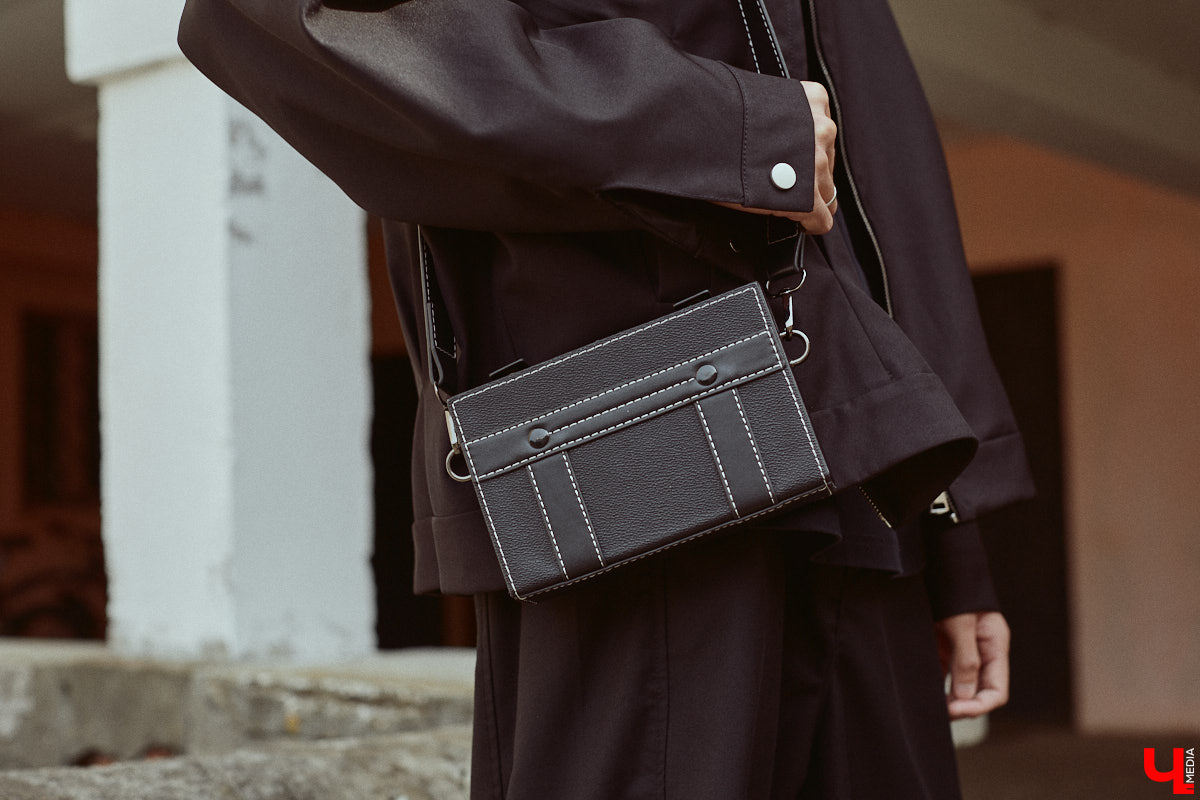 Хуэйбинь Тянь, или по-русски Артем, — стильный молодой человек. Студент из Китая умеет составлять образы на каждый день, цепляющие взгляд. Они простые, без излишеств, при этом парень умудряется выглядеть как модель с обложки глянцевого журнала. «Ключ-Медиа» убедился в этом на съемке для своей постоянной рубрики.