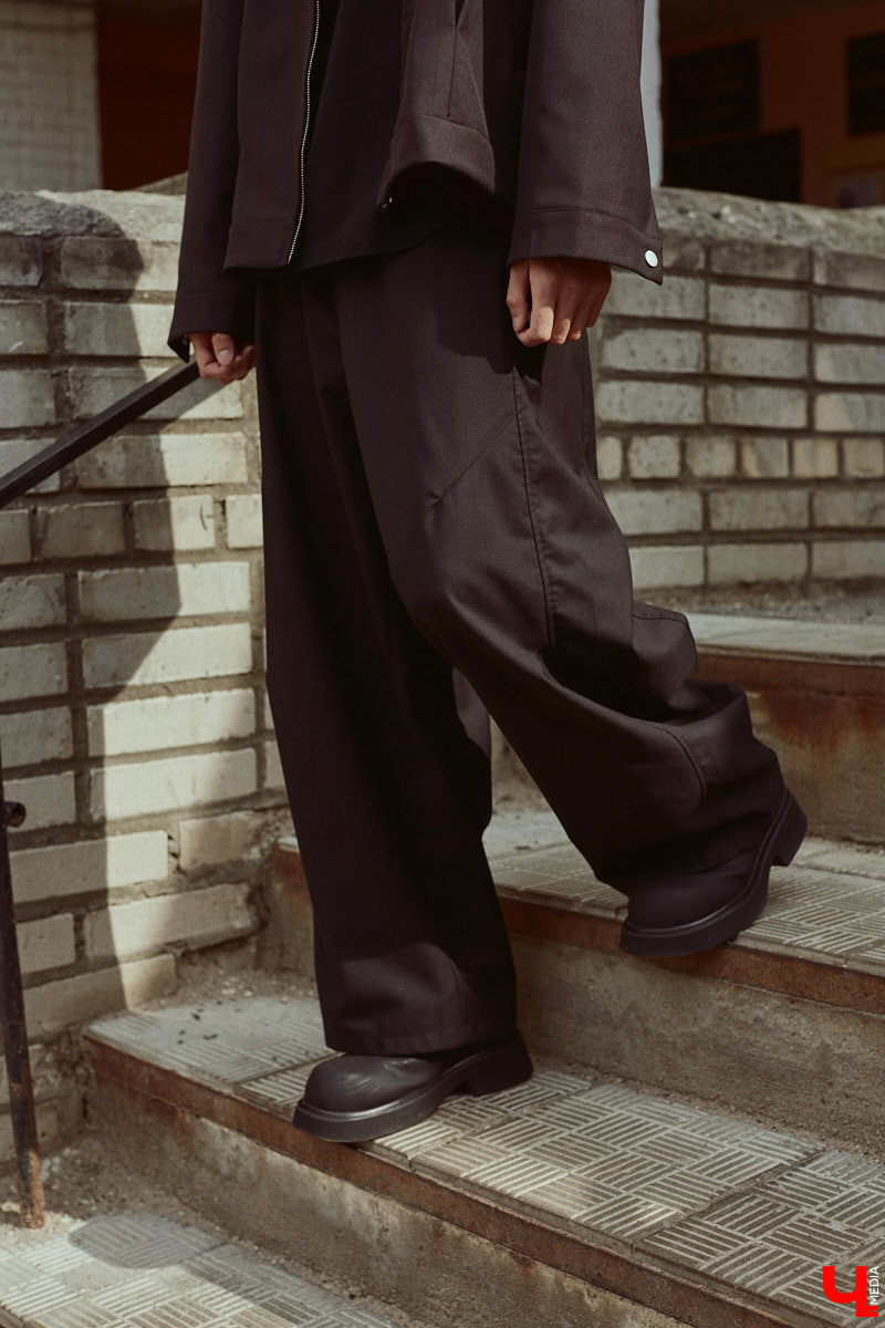 Хуэйбинь Тянь, или по-русски Артем, — стильный молодой человек. Студент из Китая умеет составлять образы на каждый день, цепляющие взгляд. Они простые, без излишеств, при этом парень умудряется выглядеть как модель с обложки глянцевого журнала. «Ключ-Медиа» убедился в этом на съемке для своей постоянной рубрики.