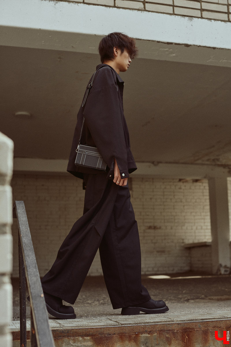 Хуэйбинь Тянь, или по-русски Артем, — стильный молодой человек. Студент из Китая умеет составлять образы на каждый день, цепляющие взгляд. Они простые, без излишеств, при этом парень умудряется выглядеть как модель с обложки глянцевого журнала. «Ключ-Медиа» убедился в этом на съемке для своей постоянной рубрики.