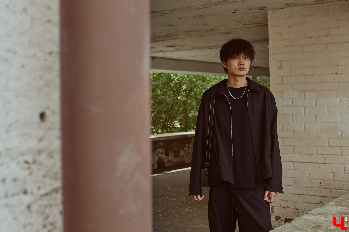 Хуэйбинь Тянь, или по-русски Артем, — стильный молодой человек. Студент из Китая умеет составлять образы на каждый день, цепляющие взгляд. Они простые, без излишеств, при этом парень умудряется выглядеть как модель с обложки глянцевого журнала. «Ключ-Медиа» убедился в этом на съемке для своей постоянной рубрики.