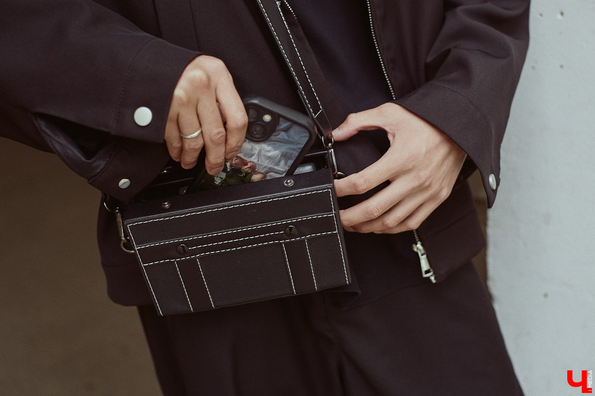 Хуэйбинь Тянь, или по-русски Артем, — стильный молодой человек. Студент из Китая умеет составлять образы на каждый день, цепляющие взгляд. Они простые, без излишеств, при этом парень умудряется выглядеть как модель с обложки глянцевого журнала. «Ключ-Медиа» убедился в этом на съемке для своей постоянной рубрики.