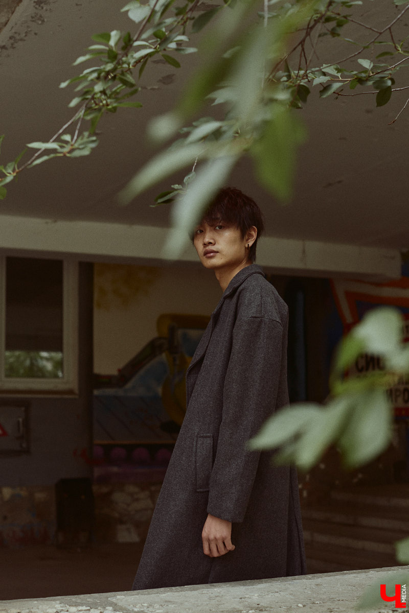 Хуэйбинь Тянь, или по-русски Артем, — стильный молодой человек. Студент из Китая умеет составлять образы на каждый день, цепляющие взгляд. Они простые, без излишеств, при этом парень умудряется выглядеть как модель с обложки глянцевого журнала. «Ключ-Медиа» убедился в этом на съемке для своей постоянной рубрики.