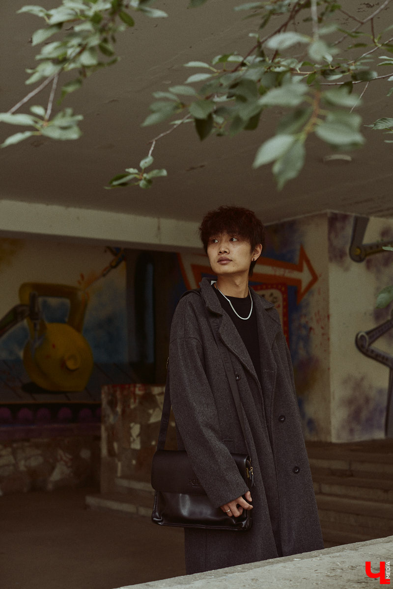 Хуэйбинь Тянь, или по-русски Артем, — стильный молодой человек. Студент из Китая умеет составлять образы на каждый день, цепляющие взгляд. Они простые, без излишеств, при этом парень умудряется выглядеть как модель с обложки глянцевого журнала. «Ключ-Медиа» убедился в этом на съемке для своей постоянной рубрики.