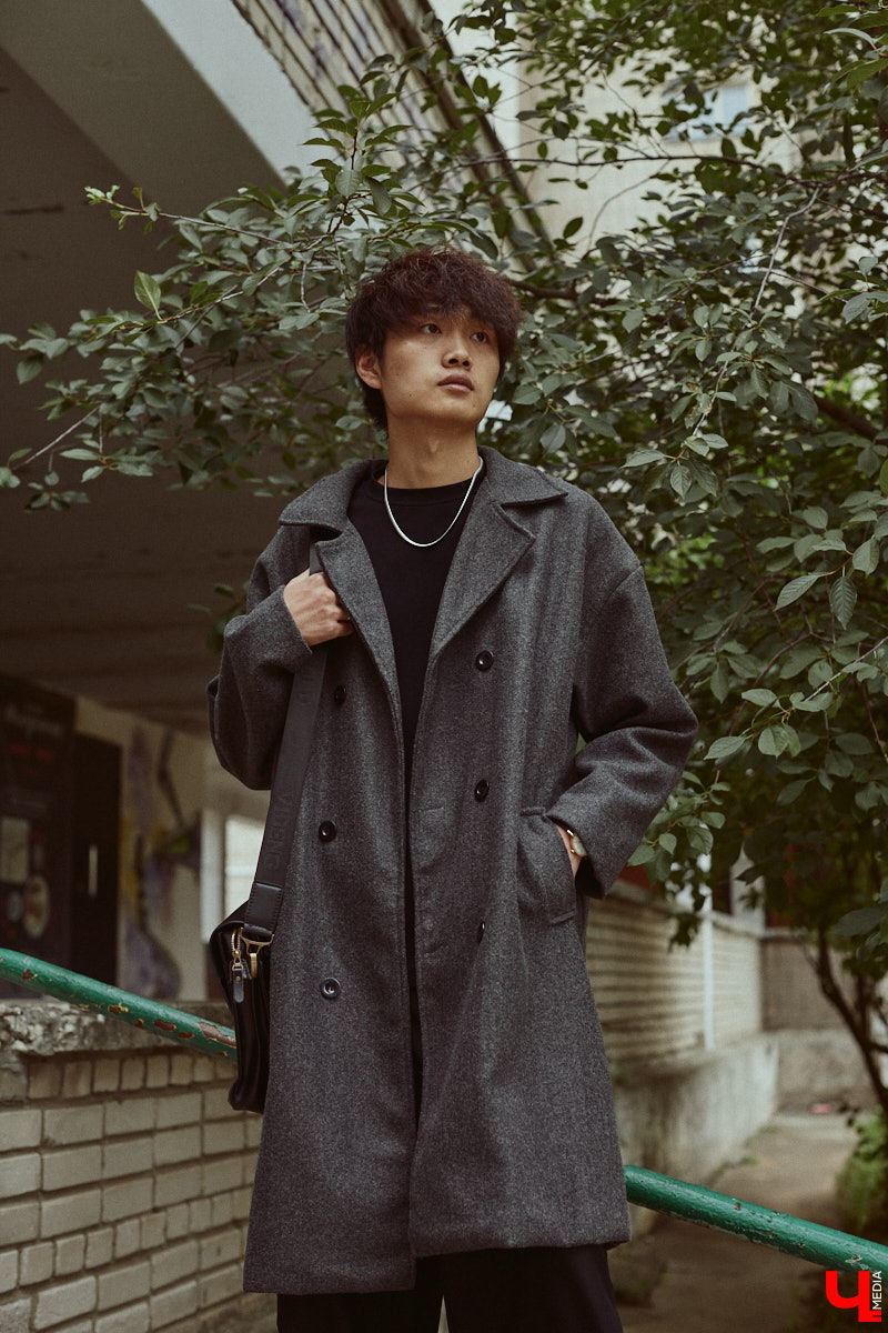 Хуэйбинь Тянь, или по-русски Артем, — стильный молодой человек. Студент из Китая умеет составлять образы на каждый день, цепляющие взгляд. Они простые, без излишеств, при этом парень умудряется выглядеть как модель с обложки глянцевого журнала. «Ключ-Медиа» убедился в этом на съемке для своей постоянной рубрики.