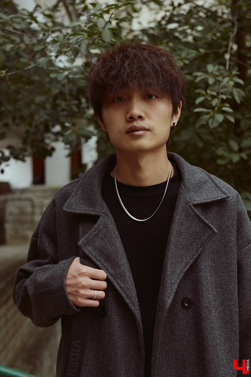 Хуэйбинь Тянь, или по-русски Артем, — стильный молодой человек. Студент из Китая умеет составлять образы на каждый день, цепляющие взгляд. Они простые, без излишеств, при этом парень умудряется выглядеть как модель с обложки глянцевого журнала. «Ключ-Медиа» убедился в этом на съемке для своей постоянной рубрики.