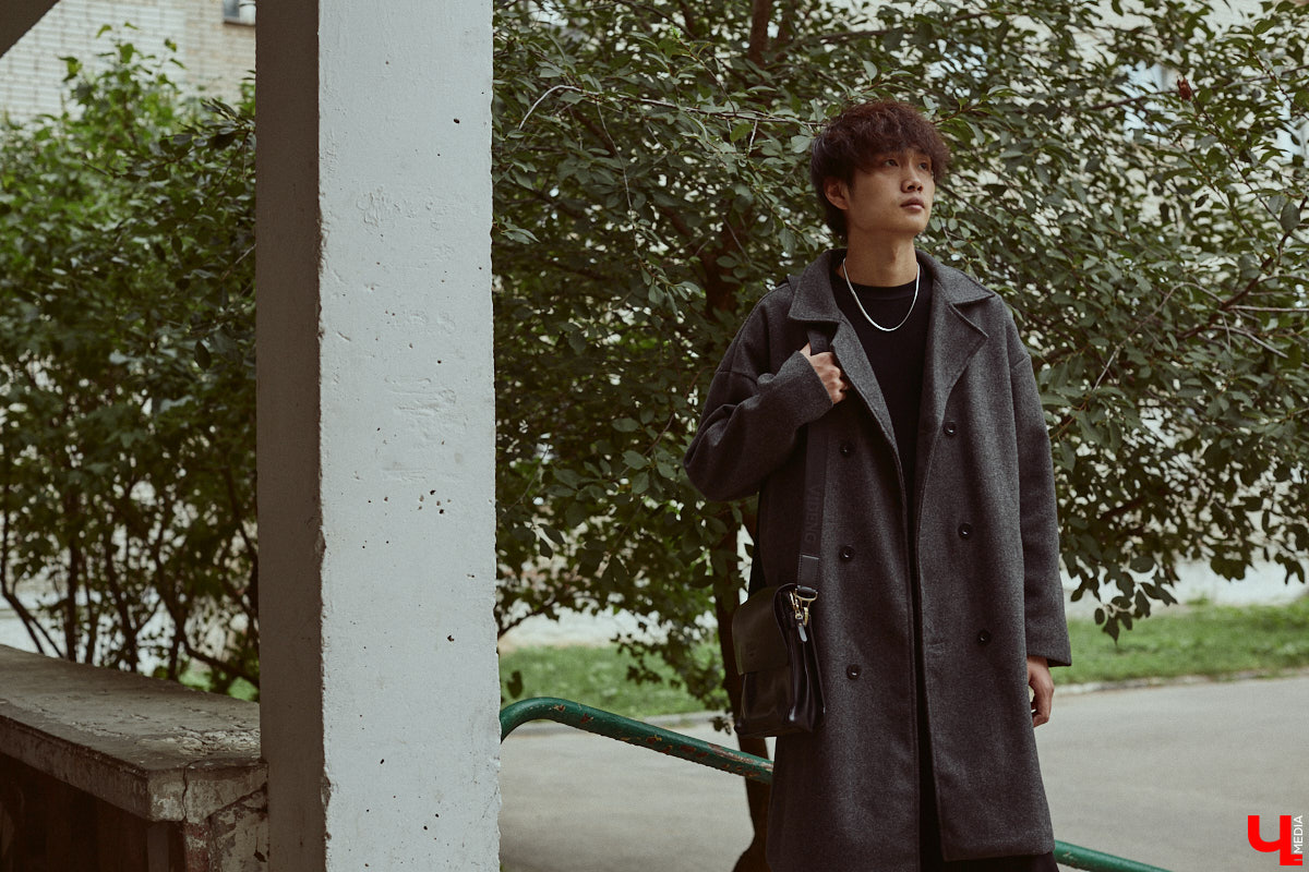 Хуэйбинь Тянь, или по-русски Артем, — стильный молодой человек. Студент из Китая умеет составлять образы на каждый день, цепляющие взгляд. Они простые, без излишеств, при этом парень умудряется выглядеть как модель с обложки глянцевого журнала. «Ключ-Медиа» убедился в этом на съемке для своей постоянной рубрики.