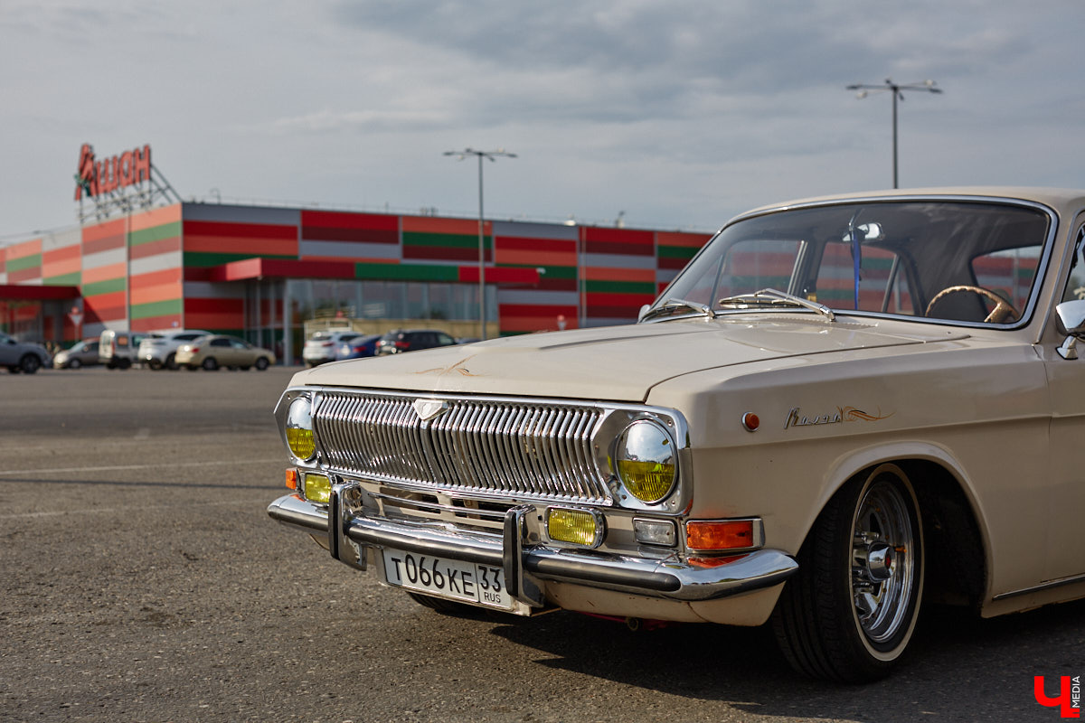 Лоурайдинг зародился в США после войны. Позже автомобильную культуру переняли наши соотечественники, начав преображать советские раритеты. Владимирский механик Игорь Савельев научил свою «Волгу» прыгать, накреняться и приседать. На парковке у ТЦ «Ключ-Медиа» познакомился с хозяином кастомизированной красавицы.