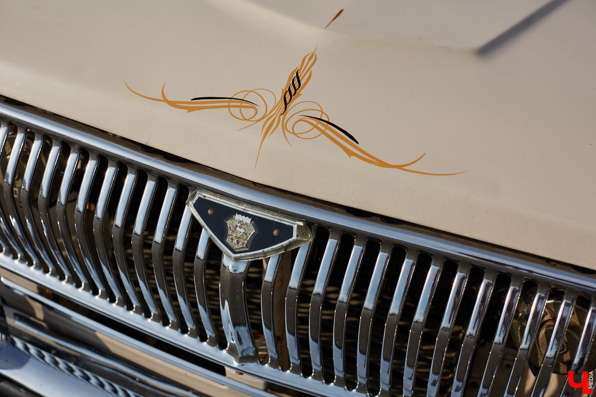 Лоурайдинг зародился в США после войны. Позже автомобильную культуру переняли наши соотечественники, начав преображать советские раритеты. Владимирский механик Игорь Савельев научил свою «Волгу» прыгать, накреняться и приседать. На парковке у ТЦ «Ключ-Медиа» познакомился с хозяином кастомизированной красавицы.