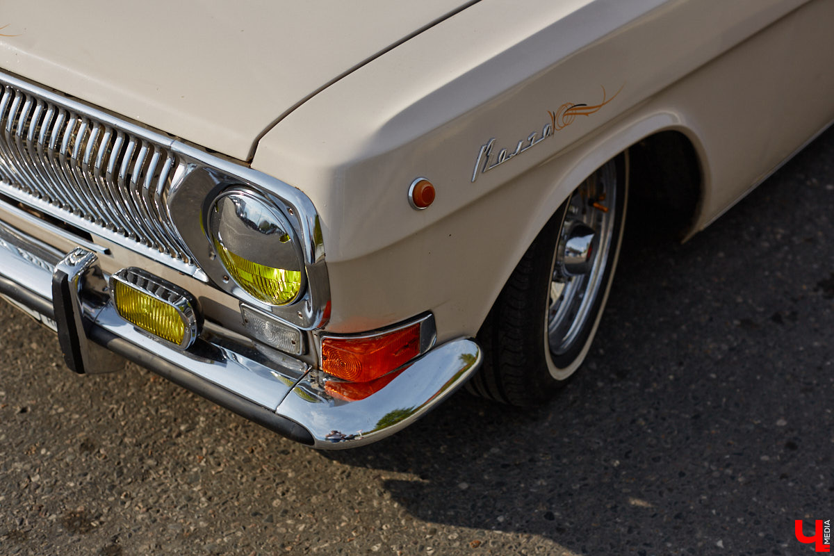 Лоурайдинг зародился в США после войны. Позже автомобильную культуру переняли наши соотечественники, начав преображать советские раритеты. Владимирский механик Игорь Савельев научил свою «Волгу» прыгать, накреняться и приседать. На парковке у ТЦ «Ключ-Медиа» познакомился с хозяином кастомизированной красавицы.