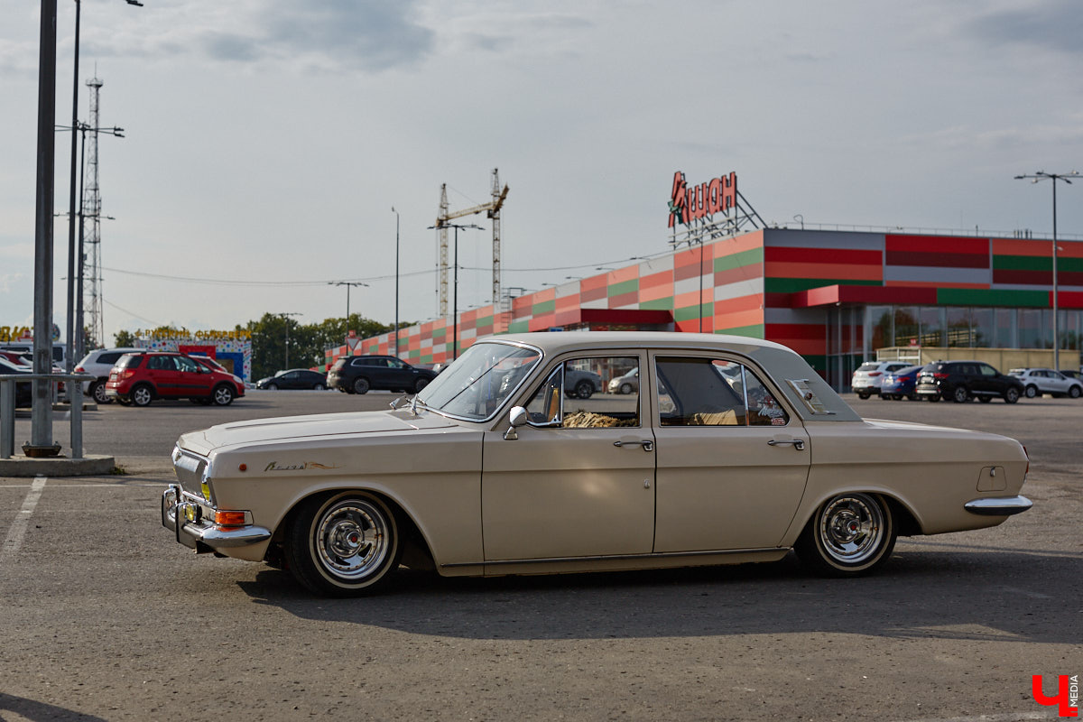 Лоурайдинг зародился в США после войны. Позже автомобильную культуру переняли наши соотечественники, начав преображать советские раритеты. Владимирский механик Игорь Савельев научил свою «Волгу» прыгать, накреняться и приседать. На парковке у ТЦ «Ключ-Медиа» познакомился с хозяином кастомизированной красавицы.
