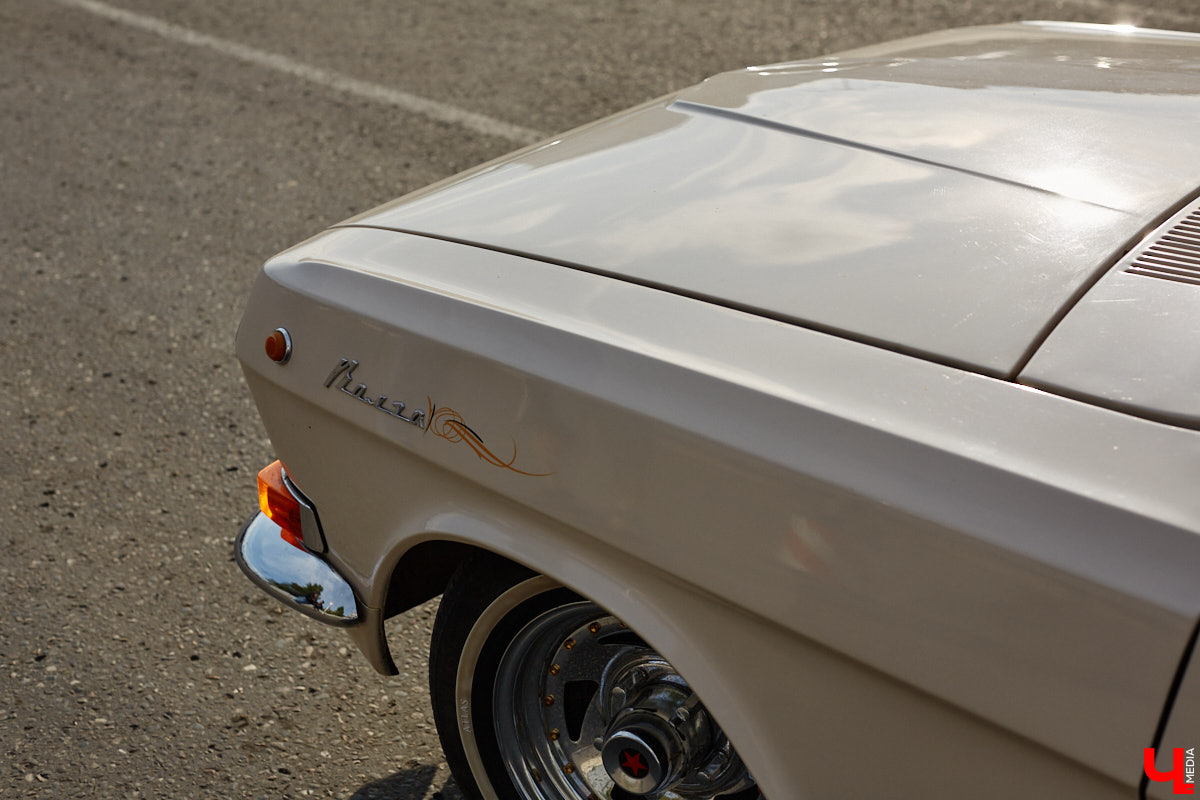 Лоурайдинг зародился в США после войны. Позже автомобильную культуру переняли наши соотечественники, начав преображать советские раритеты. Владимирский механик Игорь Савельев научил свою «Волгу» прыгать, накреняться и приседать. На парковке у ТЦ «Ключ-Медиа» познакомился с хозяином кастомизированной красавицы.