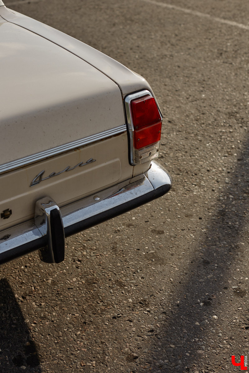 Лоурайдинг зародился в США после войны. Позже автомобильную культуру переняли наши соотечественники, начав преображать советские раритеты. Владимирский механик Игорь Савельев научил свою «Волгу» прыгать, накреняться и приседать. На парковке у ТЦ «Ключ-Медиа» познакомился с хозяином кастомизированной красавицы.