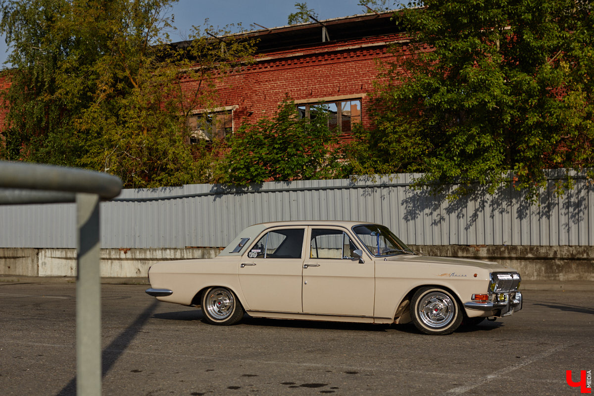 Лоурайдинг зародился в США после войны. Позже автомобильную культуру переняли наши соотечественники, начав преображать советские раритеты. Владимирский механик Игорь Савельев научил свою «Волгу» прыгать, накреняться и приседать. На парковке у ТЦ «Ключ-Медиа» познакомился с хозяином кастомизированной красавицы.