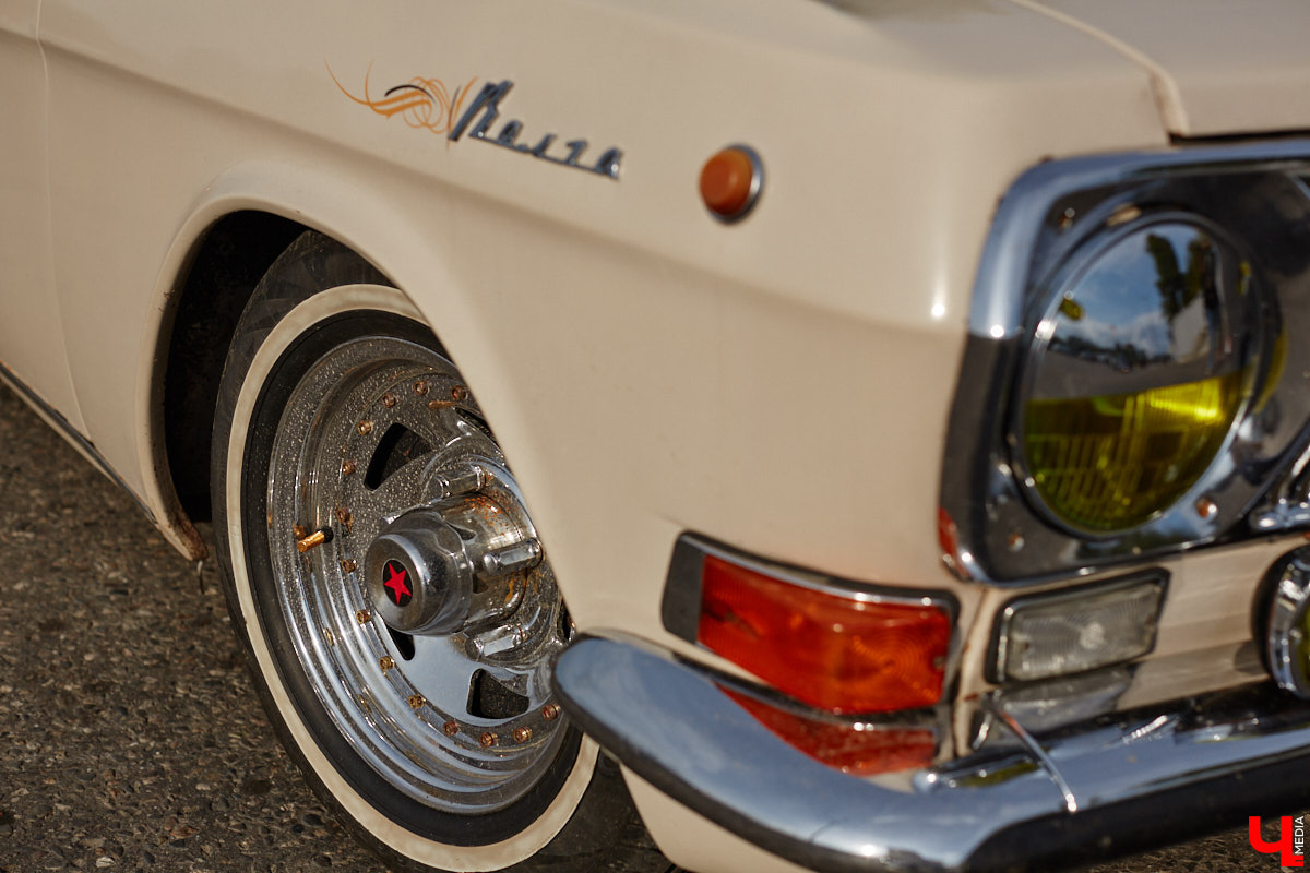 Лоурайдинг зародился в США после войны. Позже автомобильную культуру переняли наши соотечественники, начав преображать советские раритеты. Владимирский механик Игорь Савельев научил свою «Волгу» прыгать, накреняться и приседать. На парковке у ТЦ «Ключ-Медиа» познакомился с хозяином кастомизированной красавицы.