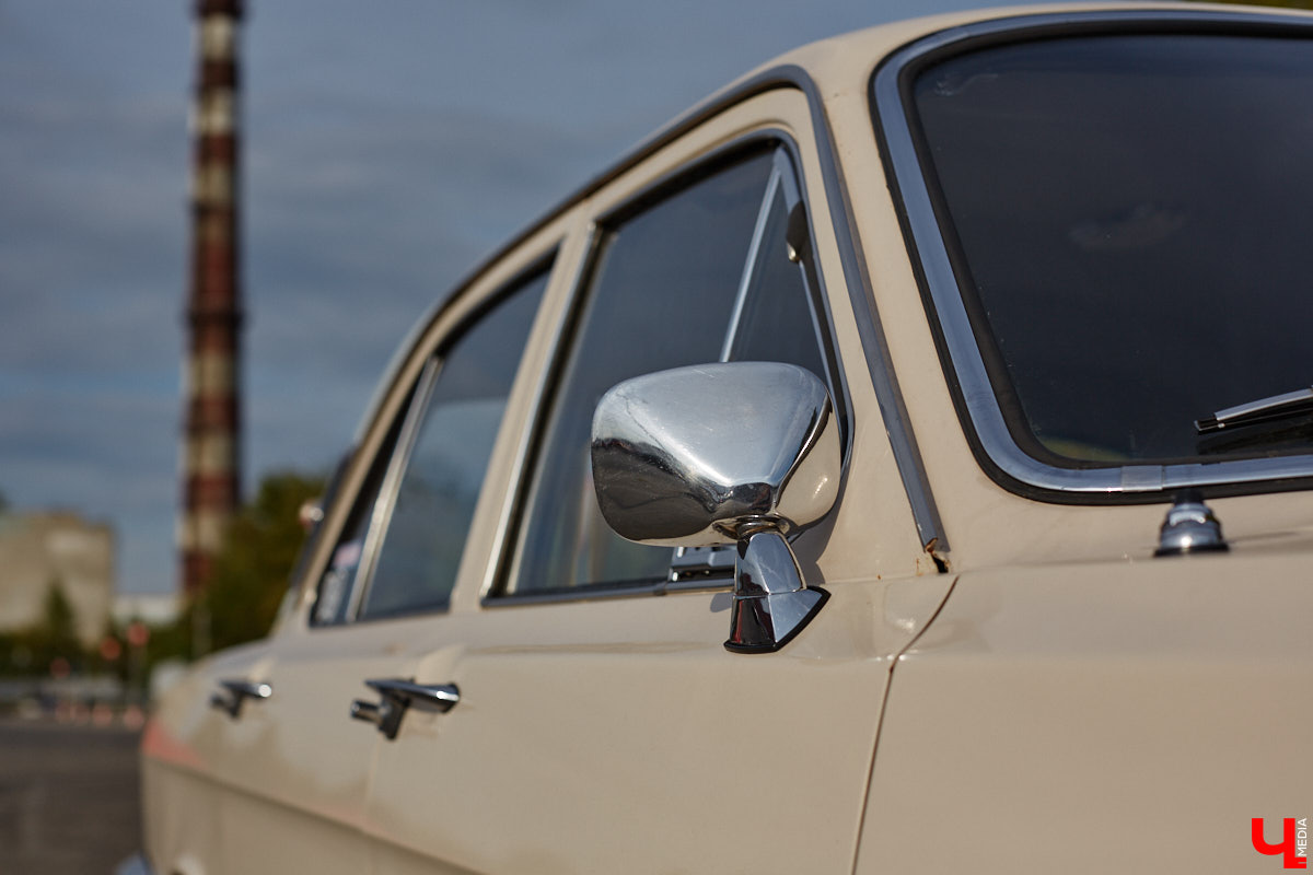 Лоурайдинг зародился в США после войны. Позже автомобильную культуру переняли наши соотечественники, начав преображать советские раритеты. Владимирский механик Игорь Савельев научил свою «Волгу» прыгать, накреняться и приседать. На парковке у ТЦ «Ключ-Медиа» познакомился с хозяином кастомизированной красавицы.