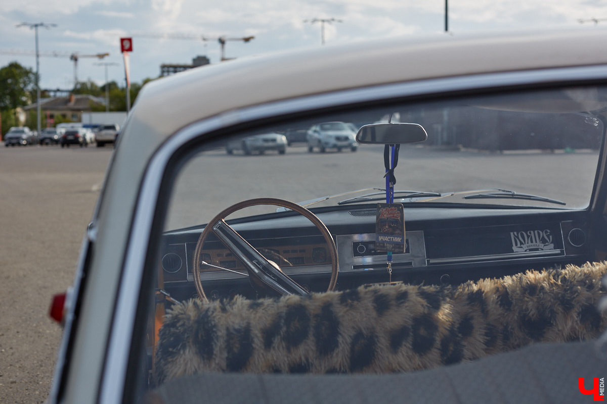 Лоурайдинг зародился в США после войны. Позже автомобильную культуру переняли наши соотечественники, начав преображать советские раритеты. Владимирский механик Игорь Савельев научил свою «Волгу» прыгать, накреняться и приседать. На парковке у ТЦ «Ключ-Медиа» познакомился с хозяином кастомизированной красавицы.