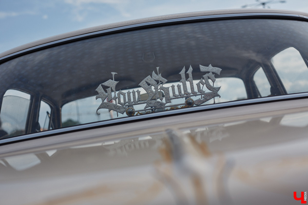 Лоурайдинг зародился в США после войны. Позже автомобильную культуру переняли наши соотечественники, начав преображать советские раритеты. Владимирский механик Игорь Савельев научил свою «Волгу» прыгать, накреняться и приседать. На парковке у ТЦ «Ключ-Медиа» познакомился с хозяином кастомизированной красавицы.