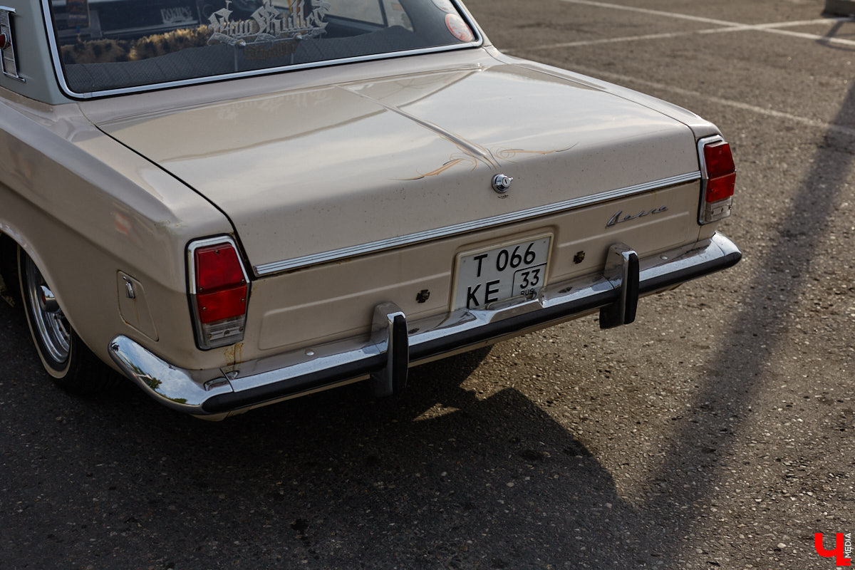 Лоурайдинг зародился в США после войны. Позже автомобильную культуру переняли наши соотечественники, начав преображать советские раритеты. Владимирский механик Игорь Савельев научил свою «Волгу» прыгать, накреняться и приседать. На парковке у ТЦ «Ключ-Медиа» познакомился с хозяином кастомизированной красавицы.