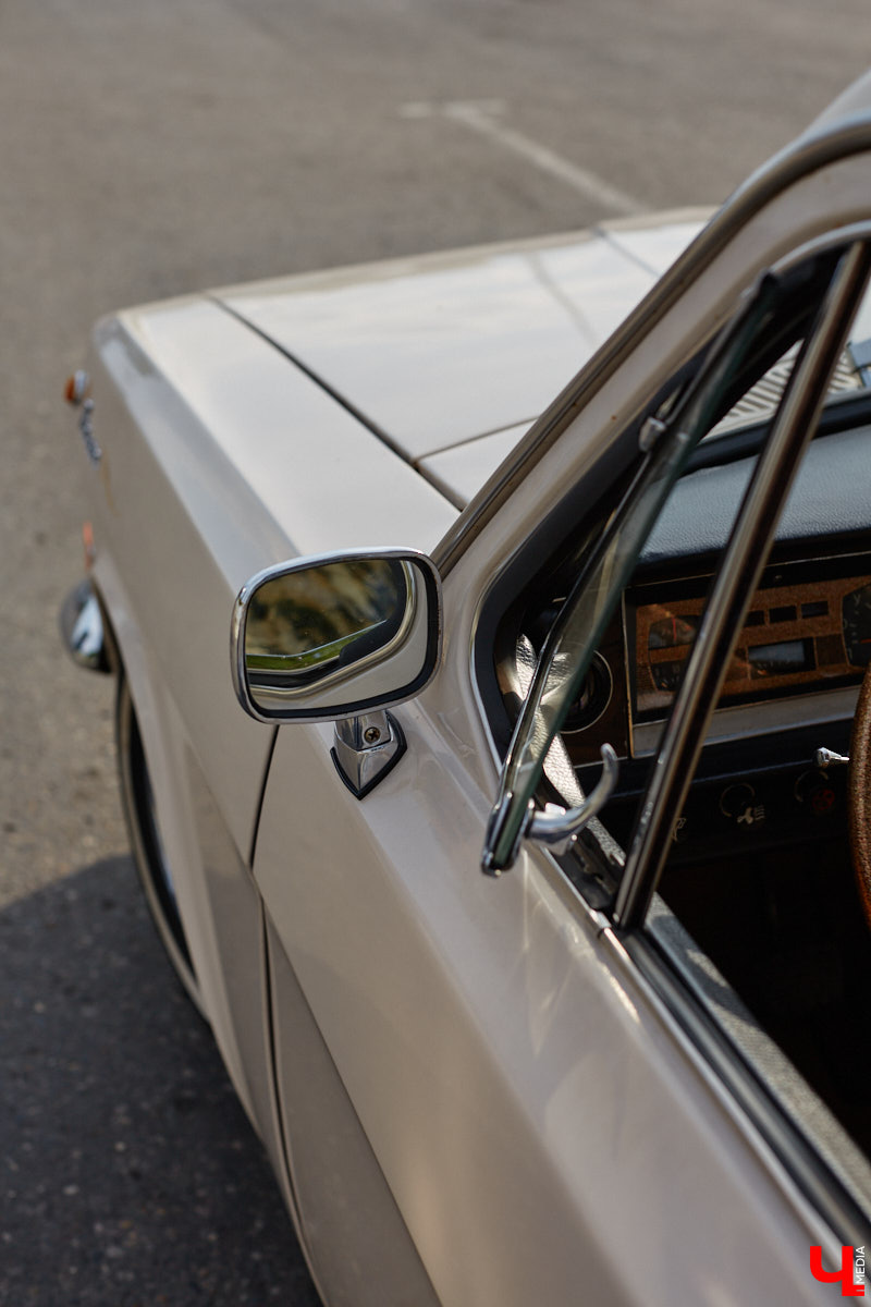 Лоурайдинг зародился в США после войны. Позже автомобильную культуру переняли наши соотечественники, начав преображать советские раритеты. Владимирский механик Игорь Савельев научил свою «Волгу» прыгать, накреняться и приседать. На парковке у ТЦ «Ключ-Медиа» познакомился с хозяином кастомизированной красавицы.