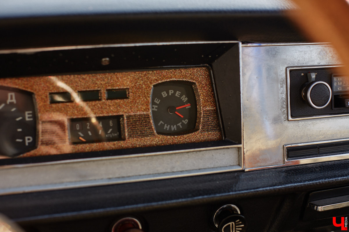 Лоурайдинг зародился в США после войны. Позже автомобильную культуру переняли наши соотечественники, начав преображать советские раритеты. Владимирский механик Игорь Савельев научил свою «Волгу» прыгать, накреняться и приседать. На парковке у ТЦ «Ключ-Медиа» познакомился с хозяином кастомизированной красавицы.