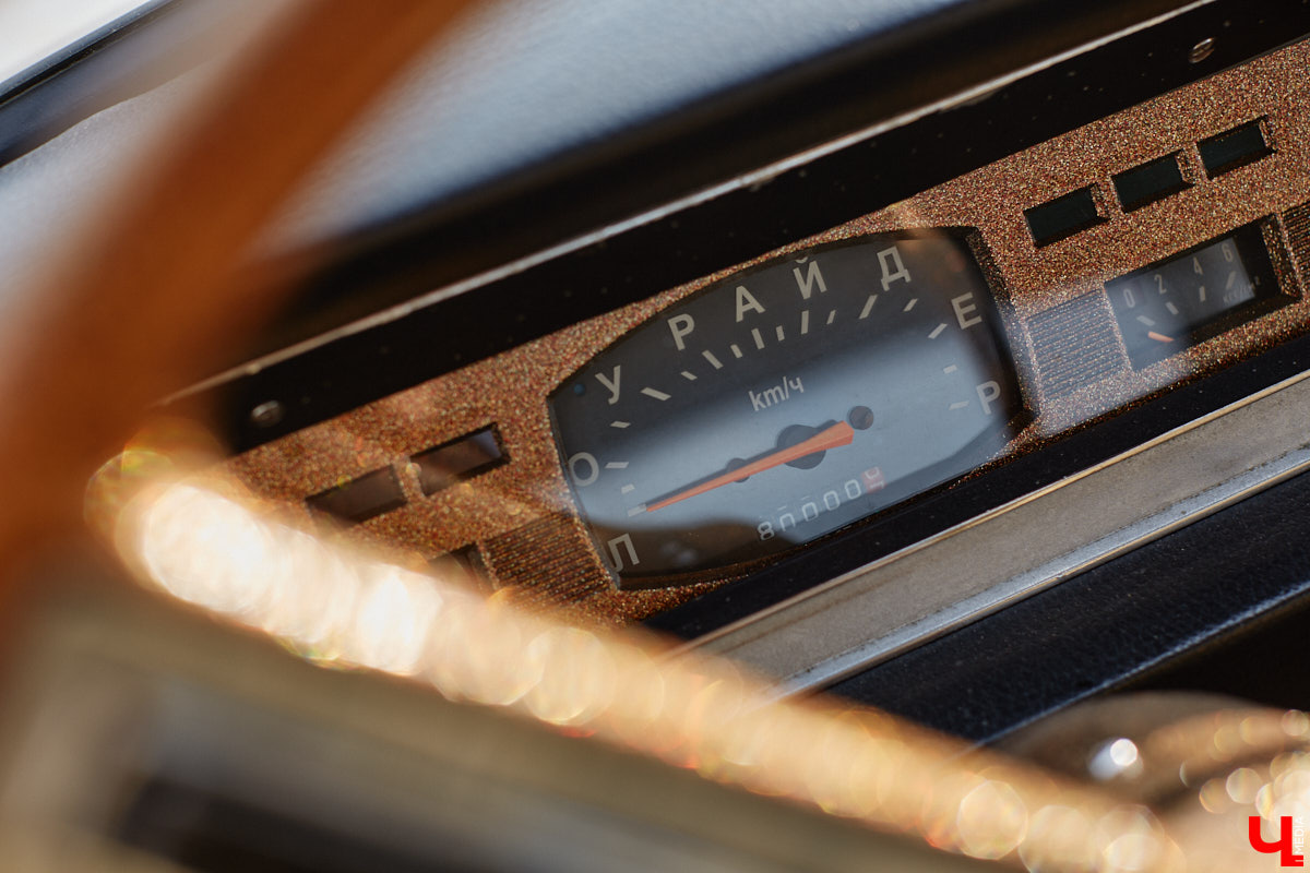 Лоурайдинг зародился в США после войны. Позже автомобильную культуру переняли наши соотечественники, начав преображать советские раритеты. Владимирский механик Игорь Савельев научил свою «Волгу» прыгать, накреняться и приседать. На парковке у ТЦ «Ключ-Медиа» познакомился с хозяином кастомизированной красавицы.